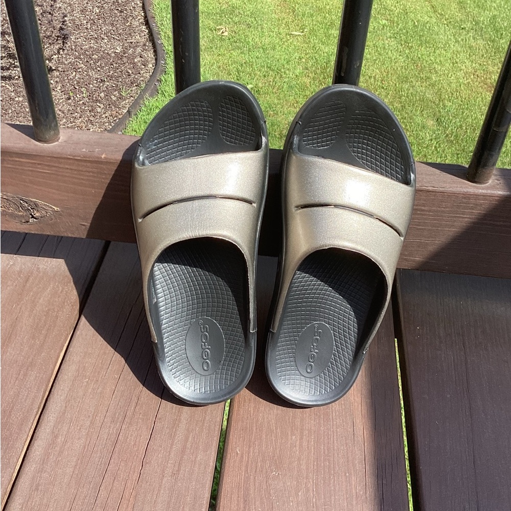 OOFOS Women's Sandals in Metallic Gray